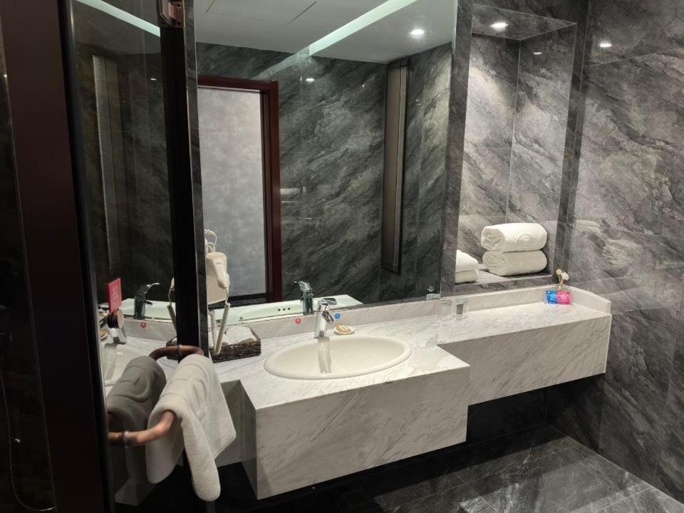 Beijing Jingyi Hotel Exteriör bild
